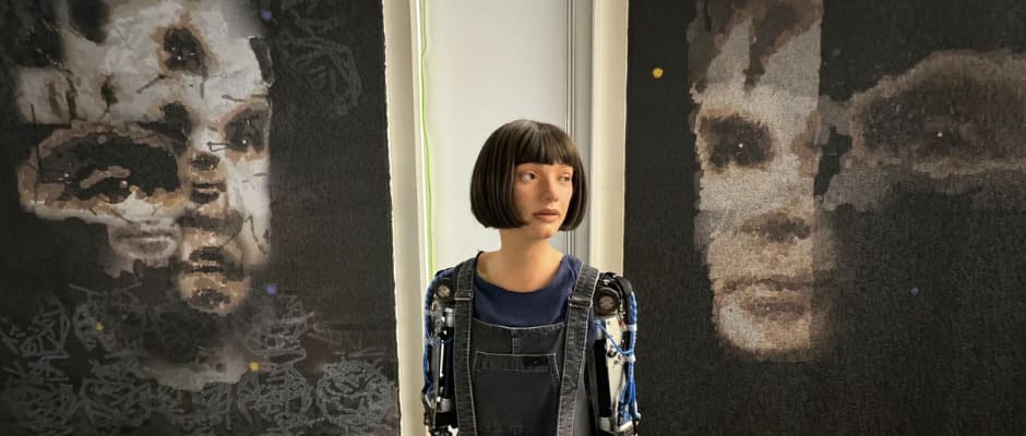 Ai-Da robot humanoide artista ai da vende obra arte por mas de un millon de dolares